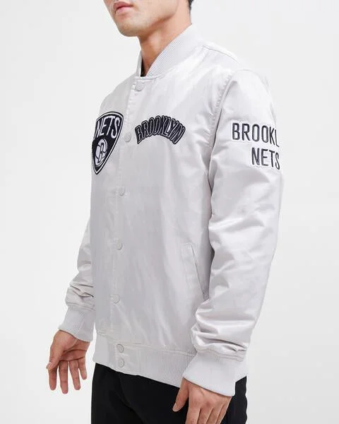 Soft Textures NBA BROOKLYN NETS CHEST HIT MEN'SLOGO SATIN JACKET (SILVER)